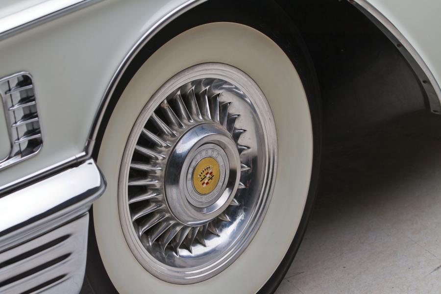  Cadillac Eldorado Biarritz Convertible 1958 года  (фото 24 из 39)